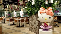 Hello Kitty Orchid Garden cocok untuk disambangi bersama si kecil. Lokasinya ada di terminal 3. Seluruh interior dan menu di sini bertema Hello Kitty. 