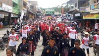 Gerak jalan dan iring-iringan pawai keliling kota sebagai bentuk simbol kerja bersama guna menciptakan pemerataan dan menghilangkan kesenjangan sosial. Sekaligus menolak paham radikalisme dan terorisme. Foto: dok. Taruna Merah Putih