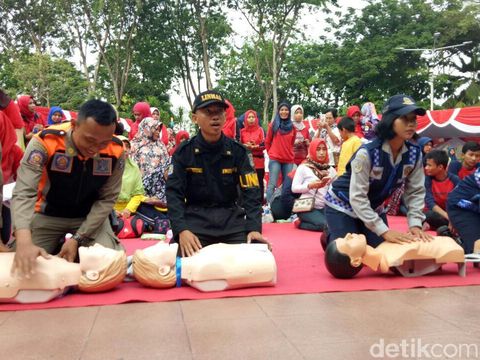 Satpol PP dan Linmas turut praktek bantu serangan jantung/