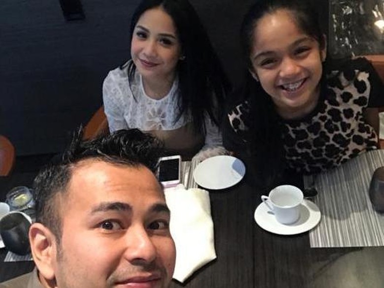Raffi Absen, Nagita Slavina Ditemani Bapak-bapak Bos Raffi Absen, Nagita Slavina Ditemani Bapak-bapak Bos