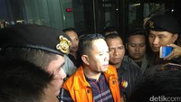 Berkaitan dengan perizinan. Kita lihat ada antusias sepakbola di Cilegon, kita cari sponsorship. Jadi tidak terima apapun soal uang dan gratifikasi, ucap Iman kepada wartawan sebelum masuk mobil tahanan KPK.  