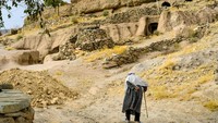Di Desa Maymand terdapat 400 gua yang dibangun lebih dari 10.000 tahun yang lalu, namun yang utuh hanya 90 rumah. Rumah ini bisa memiliki 7 ruangan, masing-masing setinggi 2 meter dengan luas 16 sampai 20 meter persegi (Rodolfo Contreras/BBC)