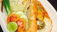 Nah, kalau mau cicip hidangan Thailand halal, mampirlah ke Central Thai. Lokasinya ada di public area terminal 2. Yang patut dicicip saat ke sini adalah pad thai, tumis daging sapi lada hitam dan seafood kukus super pedas dengan bawang putih dan cabai.
