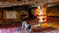 Desa Maymand dulunya pernah mengikuti agama mistis kuno Zoroastrianisme di bawah pemerintahan Persia. Sehingga terdapat sebuah gua yang kono berfungsi sebagai kuil, dan sekarang telah menjadi museum kecil (Rodolfo Contreras/BBC)