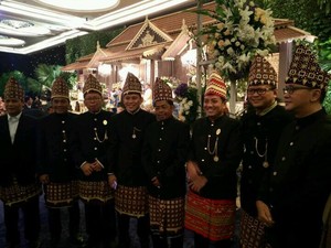 Saat Sekjen Partai Menerima Tamu di Pernikahan Putra Ketua MPR