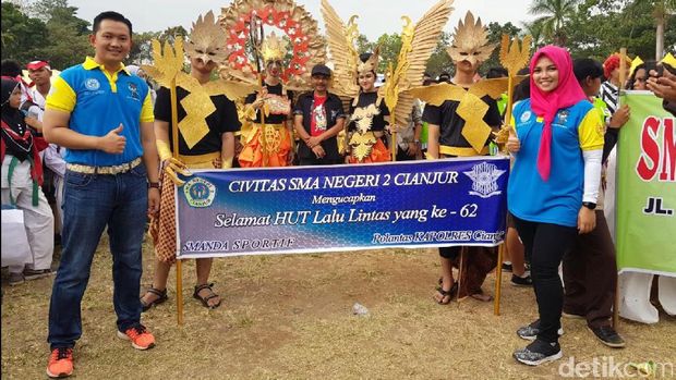 HUT Polantas Cianjur, Karnaval Pelajar Berkostum Unik Hibur Warga