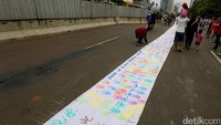Spanduk tersebut terbentang sepanjang 1 km.