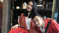 Keluarga ini tetap tersenyum meski tertimpa kejadian tak menyenangkan. Foto: Instagram @raffinagita1717