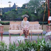 Melangsungkan pernikahan di Yogyakarta, nuansa Jawa sangatlah kental. Vicky Shu mengenakan kebaya putih dengan taburan payet yang dipercantik aksesori seperti kalung dan anting emas putih, dipadankan kain batik Sidomulyo. Foto: Instagram