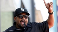 Rapper dan aktor Ice Cube terkadang memakai nama aslinya, yakni OShea Jackson ketika menginap di hotel. Namun di saat-saat tertentu, tidak jarang ia menggunakan nama Darius Stone, yaitu karakter yang diperankannya dalam film xXx (REUTERS/Mario Anzuoni)