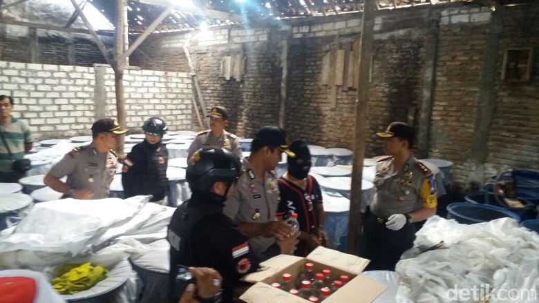 Pabrik Arak di Bojonegoro Digerebek Pabrik Arak di Bojonegoro Digerebek
