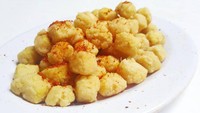 Waduh, tahu jablay bukan berarti jarang dibelai loh. Dinamai jablay dari julukan spontan anak muda yang sedang menikmatinya. Tahu jablay adalah tahu yang dipotong bentuk dadu lalu digoreng kering. Makin enak diberi bumbu kering rasa pedas, keju atau BBQ.
