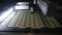 Tampak sisi depan satu lembar uang dolar terlihat saat produksi di Bureau of Engraving and Printing di Washington. REUTERS/Gary Cameron.