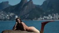 Dia sangat menyukai putri duyung, terutama karakter Ariel dalam animasi The Little Mermaid (AFP)