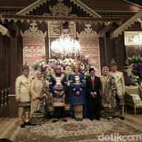 Songket tapis khas Lampung dipilih sebagai bawahan. Warna emasnya turut menghadirkan kesan mewah. (Foto: Kanavino Ahmad Rizqo/detikcom)