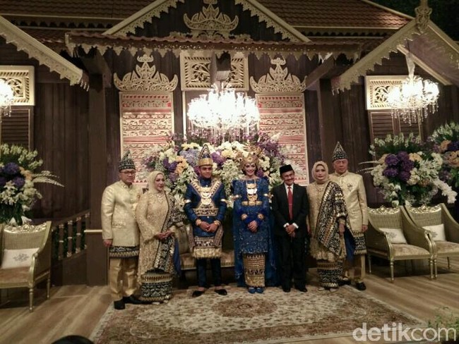 Songket tapis khas Lampung dipilih sebagai bawahan. Warna emasnya turut menghadirkan kesan mewah. (Foto: Kanavino Ahmad Rizqo/detikcom)
