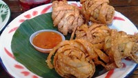 Yang ini tahu kribo. Disebut kribo karena tahu dibalut adonan crispy yang bentuknya seperti benang kusut. Dicocol saus sambal, rasa tahu kribo makin enak.
