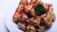 Kalau ini tahu brintik. Berupa tahu Sumedang yang digoreng tepung lalu dilumuri mayonnaise dan sambal. Rasa gurih pedasnya bikin ketagihan!