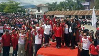 Hadir dalam acara tersebut Ketua Umum DPP Taruna Merah Putih yang juga Anggota DPR RI Maruarar Sirait, Bupati Samosir Rapidin Simbolon, Anggota DPR RI Nico Siahaan, dan seniman Edo Kandologit. Foto: dok. Taruna Merah Putih