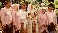 Acara perniakahan tersebut digelar di Grand Ballroom Raffles Hotel, Kuningan, Jakarta Selatan. Akad nikah memakai adat Jawa dengan nuansa serba putih, Minggu (24/9/2017).