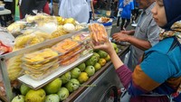 Daripada terjebak jajanan dengan kalori tinggi, lebih baik pilih buah yang juga banyak dijual di area car free day. Mangga misalnya mengandung 65 kalori per buah. Foto: Reza / detikHealth