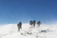 Apa yang Harus Pendaki Gunung Lakukan Saat Diterjang Badai Salju?