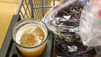 Supermarket ini jual craft beer per gelas. Jadi troli ikut dilengkapi tempat untuk menaruh gelas.