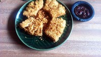 Selain bulat, tahu juga punya bentuk unik lain loh di Bandung. Namanya tahu kipas yang bentuknya seperti kipas. Tahu diiris seperti kipas, dibalut tepung lalu digoreng kering. Kress! Dijamin enak!