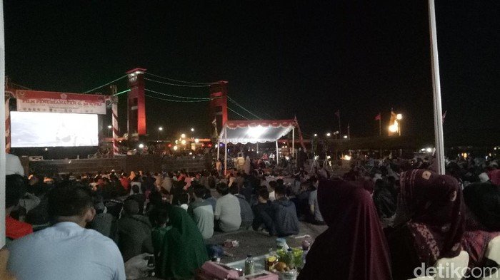 Warga di Palembang Antusias Nobar G30S/PKI di Dekat Jembatan Ampera
