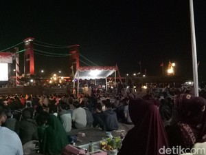 Warga di Palembang Antusias Nobar G30S/PKI di Dekat Jembatan Ampera