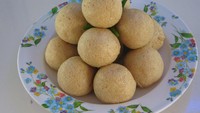 Kalau yang satu ini sudah sangat populer. Tahu bulat bentuknya bulat dengan tekstur kenyal dan rasa gurih. Tahu bulat banyak dijajakan di pinggir jalan dengan pelengkap bumbu kering pedas maupun gurih.