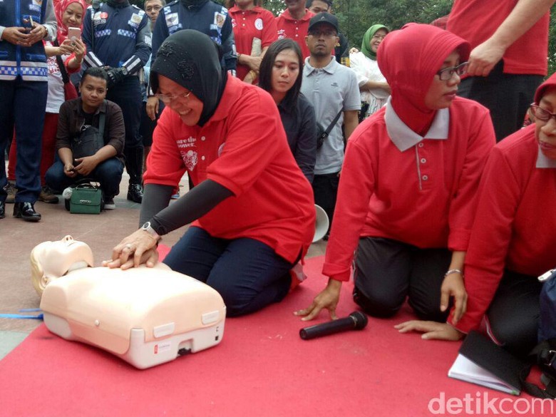 Risma Ajak Warga Praktek Menolong Korban Serangan Jantung Risma Ajak Warga Praktek Menolong Korban Serangan Jantung