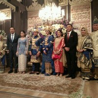 Dan untuk Ray, saya juga melakukan riset seputar busana pengantin pria khas Lampung, tulis Didiet. Tampak Ray mengenakan kemeja berkerah tinggi, celana, dan songket, dengan sabuk keemasan yang meliliti tubuhnya. (Foto: Kanavino/detikcom)