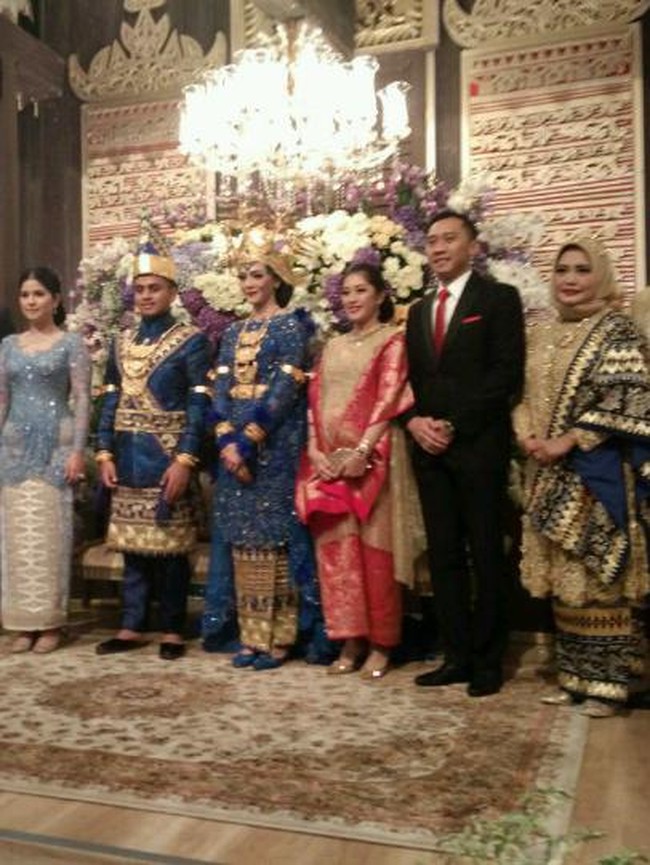 Dan untuk Ray, saya juga melakukan riset seputar busana pengantin pria khas Lampung, tulis Didiet. Tampak Ray mengenakan kemeja berkerah tinggi, celana, dan songket, dengan sabuk keemasan yang meliliti tubuhnya. (Foto: Kanavino/detikcom)