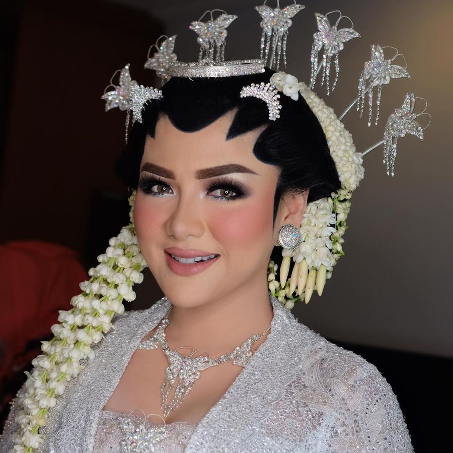 Foto Cantiknya Vicky Shu Dengan Riasan Yang Manglingi Saat Menikah