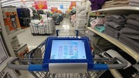 Suka bingung lokasi barang di supermarket? Nah, gerai walmart ini punya troli yang dilengkapi GPS toko. Nggak perlu khawatir kesasar.