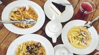Di terminal 2, tepatnya lantai 2 juga ada 1983 Cafe Nanyang yang bisa Anda sambangi. Aneka hidangan lokal Singapura nan halal bisa dicicip, termasuk mee rebus, lontong atau asam laksa Penang.