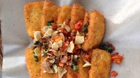 Nama sajian tahu ini paling aneh, nih. Namanya Tahu Gak Sih. Jajanan ini berupa tahu susu yang sudah digoreng tepung. Penggunaan tahu susu membuat rasanya lebih gurih. Tahu Gak Sih disajikan dengan tumisan cabai di atasnya.
