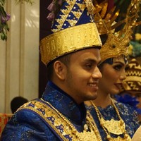 Untuk pertama kalinya dalam sejarah Svarna, Didiet menciptakan hiasan kepala khas Lampung untuk pengantin laki-laki. (Foto: Bagus/detikcom)