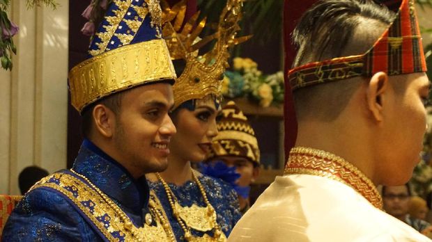 Jokowi dan Iriana disambut oleh para among tamu yang sebagian besar adalah politikus PAN. Seperti diketahui, Zulkifli merupakan Ketum PAN.