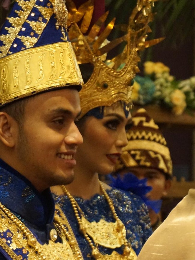 Untuk pertama kalinya dalam sejarah Svarna, Didiet menciptakan hiasan kepala khas Lampung untuk pengantin laki-laki. (Foto: Bagus/detikcom)
