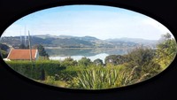 Rumah UFO itu pertama kali digunakan saat Commonwealth Games 1974 di Christchurch, sebelum dipasang kembali sebagai rumah dan dipindahkan ke Warrington pada tahun 1975. Istimewa/Juanita Clearwater.