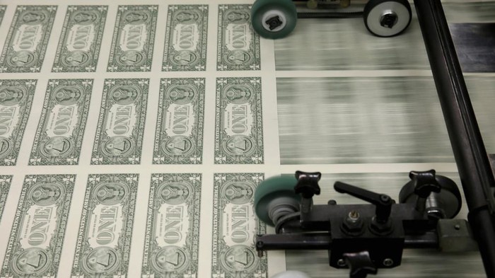 Mata uang dolar Amerika Serikat (AS) menjadi salah satu mata uang yang diakui sebagai mata uang dunia. Penasaran dengan wujud dan proses pembuatannya?