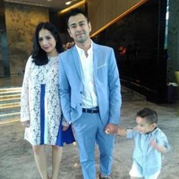 Nagita Slavina dan Raffi Ahmad sesekali bergaya senada. Di foto ini, mereka dan putranya, Rafathar, kompak berbalut busana berwarna biru. (Foto: Instagram @raffinagita1717)
