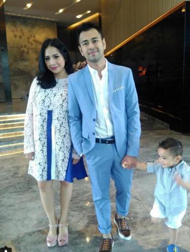 Nagita Slavina dan Raffi Ahmad sesekali bergaya senada. Di foto ini, mereka dan putranya, Rafathar, kompak berbalut busana berwarna biru. (Foto: Instagram @raffinagita1717)