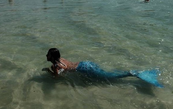 Foto Pria yang Mau Menjadi Putri Duyung