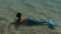 Setiap minggu dia akan membawa ekor duyungnya yang berwarna biru ke pantai. Bahkan dia punya nama duyung sendiri, Davi Mermaid (AFP)