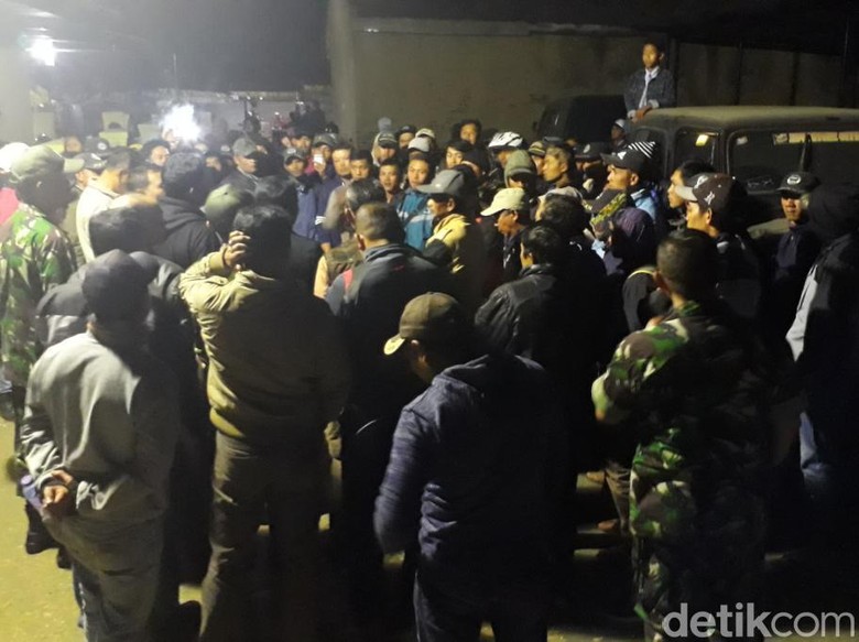 5 Warga Ditangkap Polisi, Warga Patengan Geruduk Mapolsek Ciwidey 5 Warga Ditangkap Polisi, Warga Patengan Geruduk Mapolsek Ciwidey