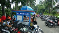 Lari di car free day dapat membakar sekitar 375 kalori jika dilakukan selama 30 menit. Nah, upaya Anda akan sia-sia jika sesudahnya makan mie ayam bakso, yang total kalori per porsinya mencapai 400 kalori. Foto: Reza / detikHealth