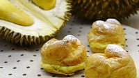 Durian Mpire di terminal 2 dan 3 bisa jadi surga para pencinta durian. Di sini ada puff, pastry, crepe, puding dan cake yang seluruhnya memakai durian. Nyamm!